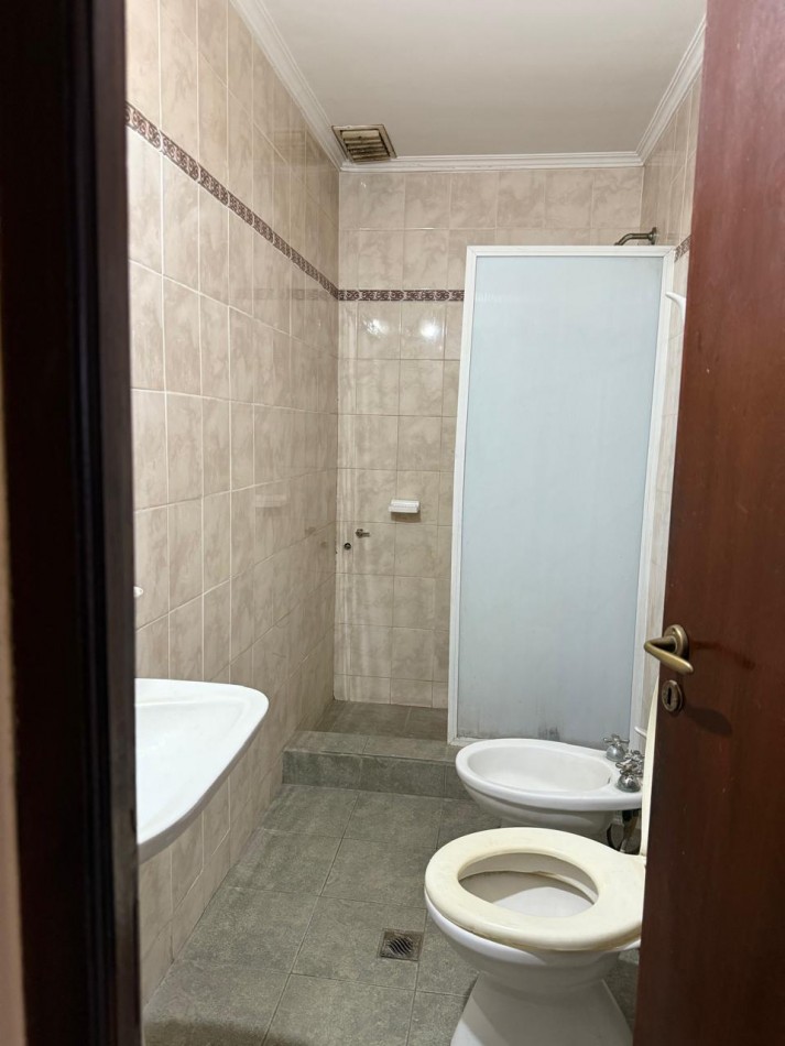 EN VENTA - CASA CON PILETA Y APTA CREDITO HIPOTECARIO