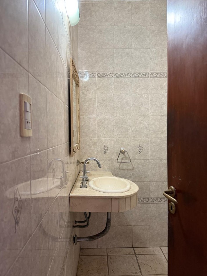 EN VENTA - CASA CON PILETA Y APTA CREDITO HIPOTECARIO