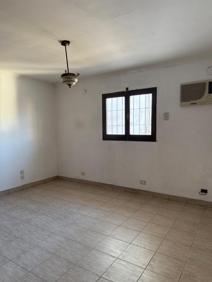 EN VENTA - CASA CON PILETA Y APTA CREDITO HIPOTECARIO