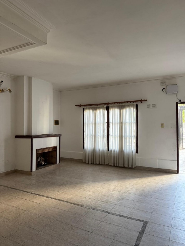 EN VENTA - CASA CON PILETA Y APTA CREDITO HIPOTECARIO